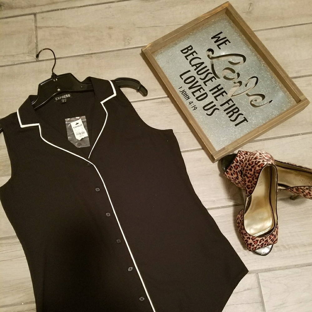 Sleeveless collar button up top